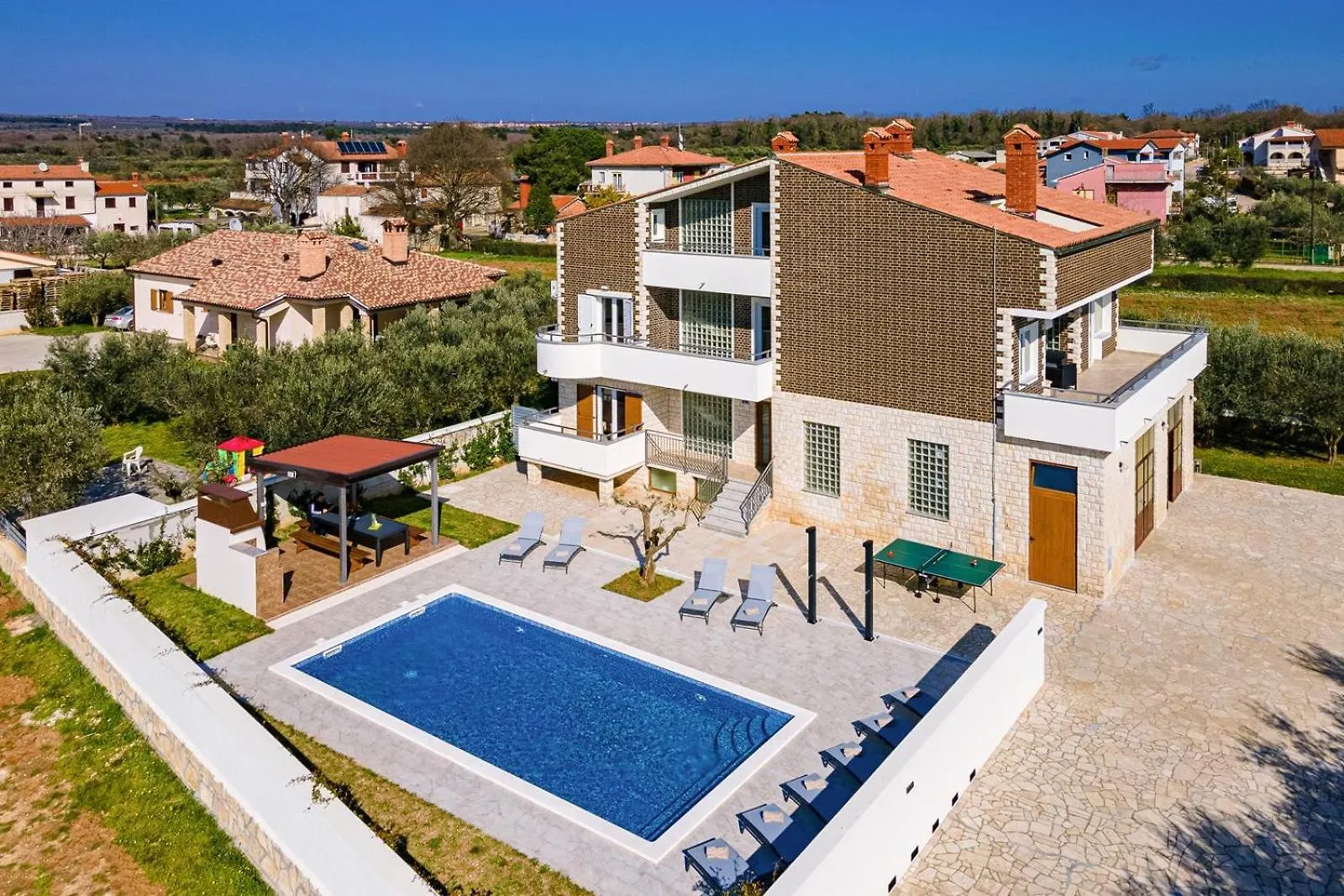 Beautiful 6 Bedroom Villa In Valbandon