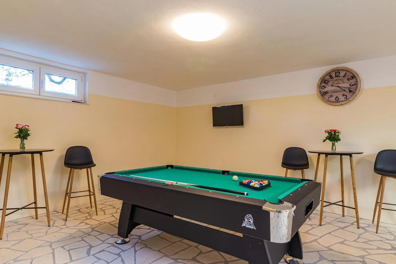 Beautiful 6 Bedroom Villa In Valbandon