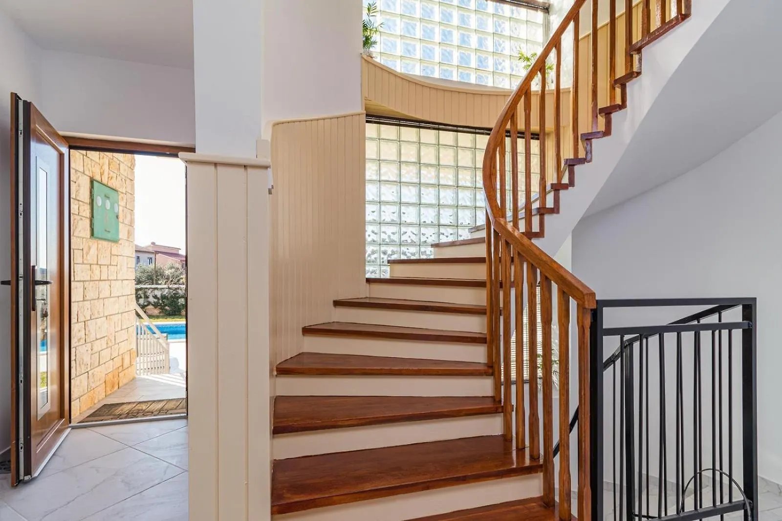Beautiful 6 Bedroom Villa In Valbandon Croatia