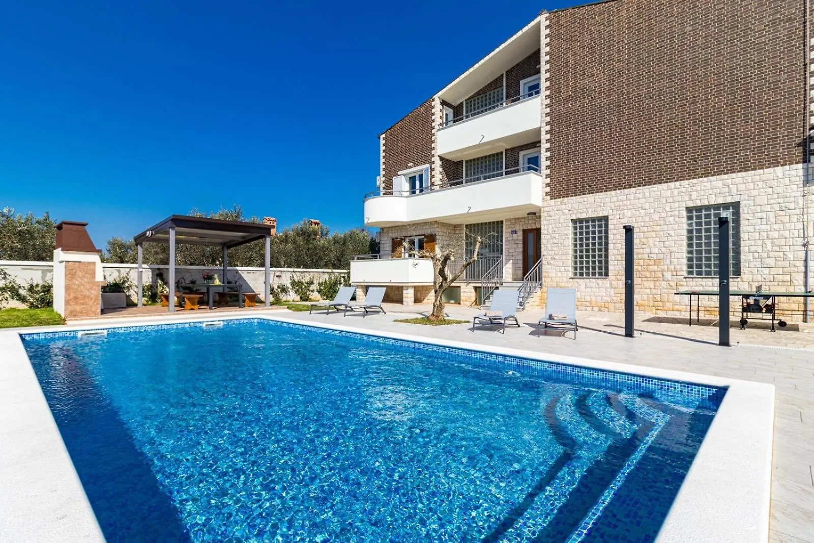 Beautiful 6 Bedroom Villa In Valbandon