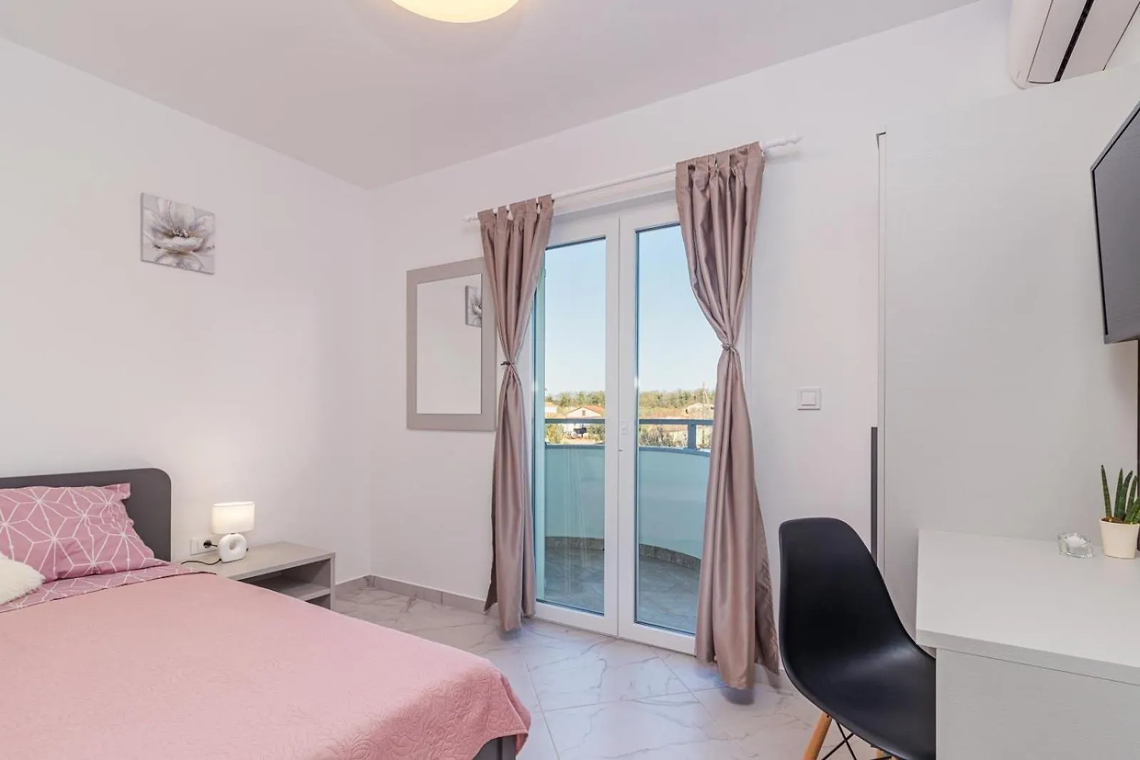 Beautiful 6 Bedroom Villa In Valbandon