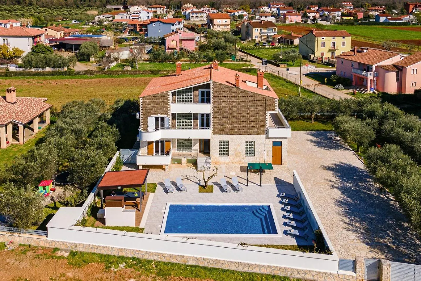 Beautiful 6 Bedroom Villa In Valbandon
